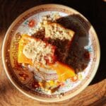 Deser z pieczonej dyni z kremowym sosem na ozdobnym talerzu