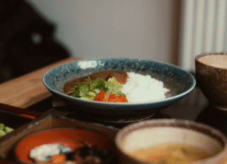 Wegańska Japonia na talerzu: ramen, gyoza i proste dania z tofu w domu Kolorowa japońska miska ryżowa z warzywami w ceramicznym naczyniu
