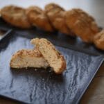 Panierowany wegański nugget na czarnym talerzu, z innymi w tle