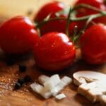 Pomidorki koktajlowe i grzyby na drewnianej desce