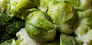 Warzywa krzyżowe a tarczyca: czy brokuły, kapusta i jarmuż są bezpieczne przy Hashimoto? Świeże brukselki i brokuły na zdrową dietę